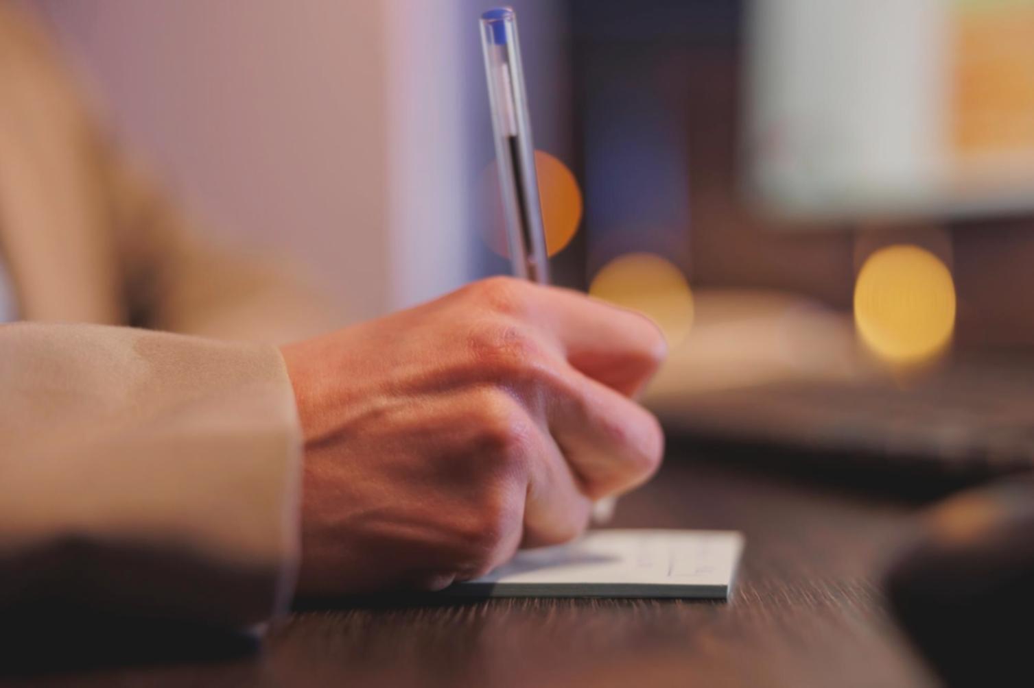 Consultor financiero trabajando con documentos en una oficina moderna, representando el proceso detallado de análisis personalizado